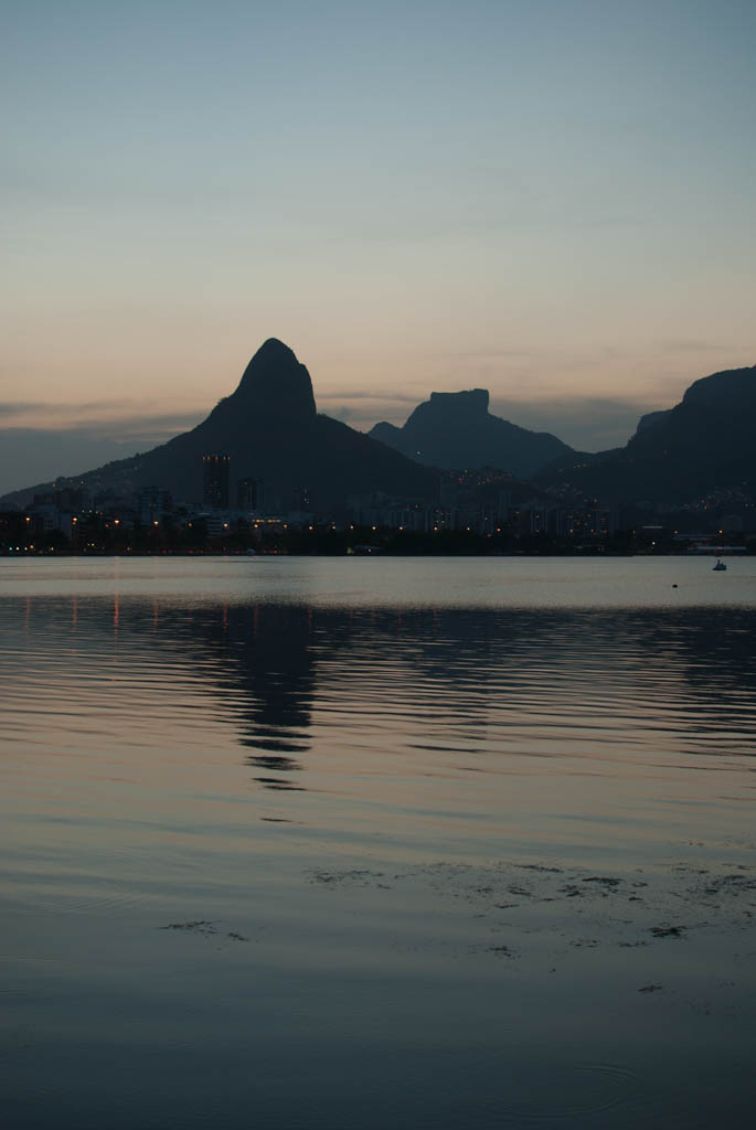 Coucher de soleil sur le lac "Lagoa Rodrigo
             de Freitas", autour duquel tout Rio fait du sport